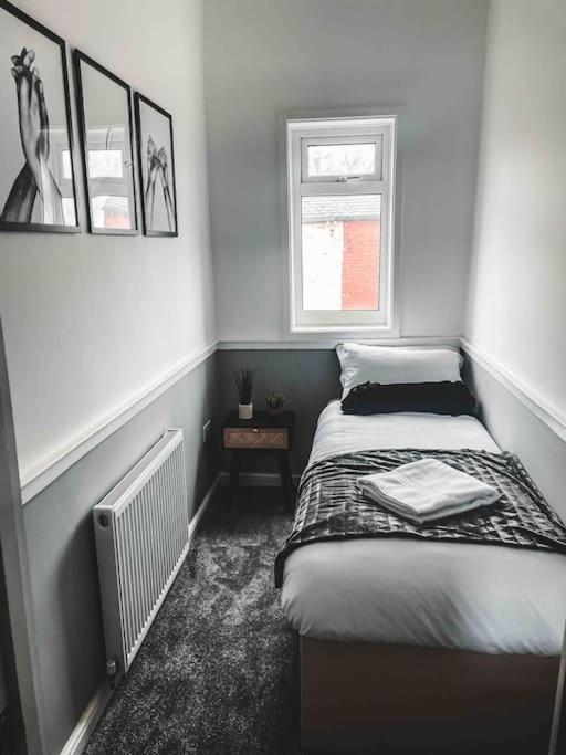 Comfortable Home In Bolton Farnworth 外观 照片